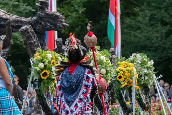 Amsterdam 'daki Keti Koti Festivali' nde Yerli Surinam Kadını 1-7-2024
