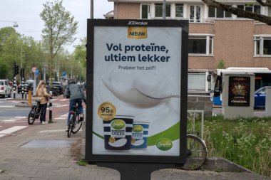 Amsterdam 'daki Billboard Campina Yunan Yoğurdu Hollanda 23-4-2025