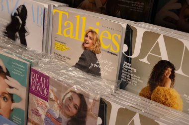 Hollanda 30-4-2025 tarihli Amsterdam 'daki bir rafta dergileri kapatın.