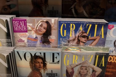 Hollanda 30-4-2025 tarihli Amsterdam 'daki bir rafta dergileri kapatın.