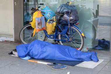 Amsterdam 'da Bir AH süpermarketinin önünde uyuyan Evsiz Adam 28-4-2025