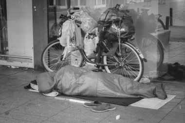 Amsterdam 'da Bir AH süpermarketinin önünde uyuyan Evsiz Adam 28-4-2025