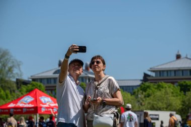 Hollanda 1-5-2025 tarihli Amsterdam Müze Meydanı 'nda Selfie Çeken Turistler