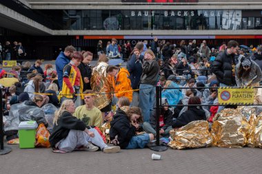 Hollanda, Amsterdam 'daki Ziggo Dome' daki Billie Eilish Şovuna Hazırlık Yapan Hayranlar 4-5-2025