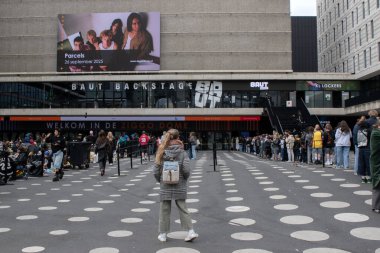 Hollanda, Amsterdam 'daki Ziggo Dome' daki Billie Eilish Şovuna Hazırlık Yapan Hayranlar 4-5-2025