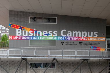 Amsterdam 'daki Hogeschool Van Amsterdam Binası' nın girişinde 750 Yıl İlan Panosu Hollanda 4-5-2025