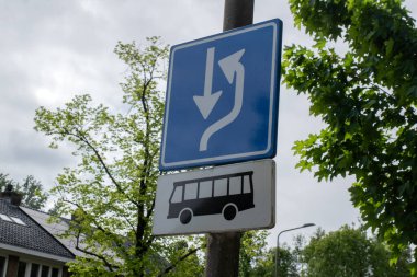 Beyaz Oklarla Mavi İşaret ve Duivendrecht 'te Otobüs Tabelasıyla Viraj Hollanda 4-5-2025
