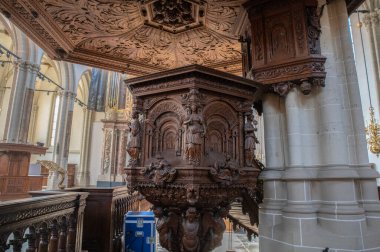 Amsterdam 'daki yeni kilisede bir suçlunun üzerine odun oymayı kapat Hollanda 8-5-2025