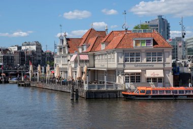 Hollanda 5-5-2025 Amsterdam 'da deniz kıyısında tekne gezisi yapan GVB Biletleri Ofisi.