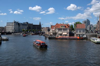 Hollanda 5-5-2025 Amsterdam 'da deniz kıyısında tekne gezisi yapan GVB Biletleri Ofisi.