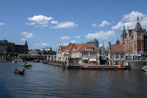 Hollanda 5-5-2025 Amsterdam 'da deniz kıyısında tekne gezisi yapan GVB Biletleri Ofisi.