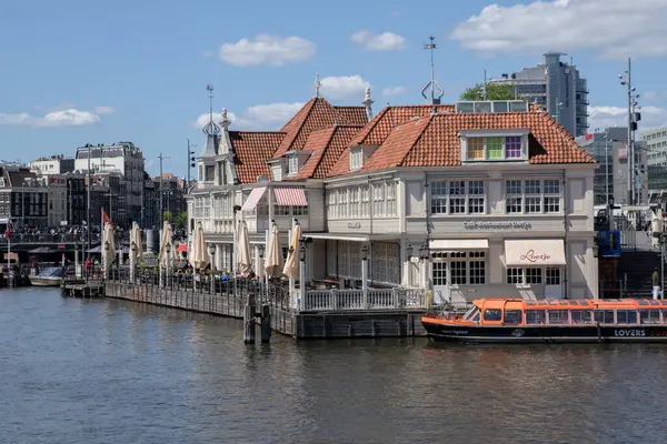 Hollanda 5-5-2025 Amsterdam 'da deniz kıyısında tekne gezisi yapan GVB Biletleri Ofisi.