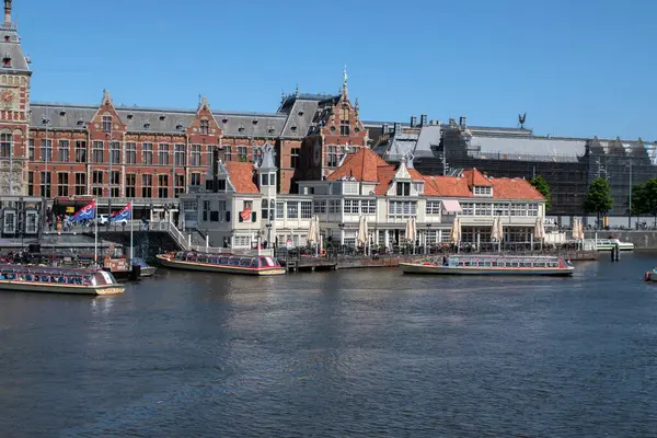 Hollanda 5-5-2025 Amsterdam 'da deniz kıyısında tekne gezisi yapan GVB Biletleri Ofisi.