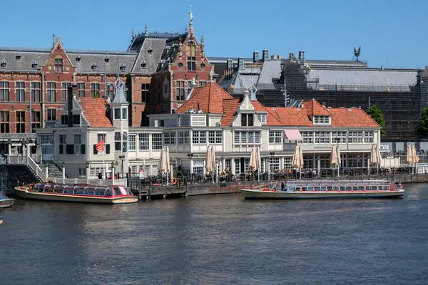 Hollanda 5-5-2025 Amsterdam 'da deniz kıyısında tekne gezisi yapan GVB Biletleri Ofisi.