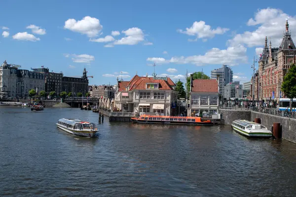 Hollanda 5-5-2025 Amsterdam 'da deniz kıyısında tekne gezisi yapan GVB Biletleri Ofisi.