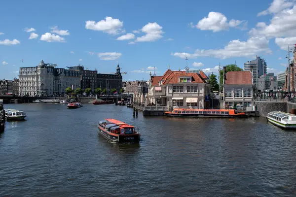 Hollanda 5-5-2025 Amsterdam 'da deniz kıyısında tekne gezisi yapan GVB Biletleri Ofisi.