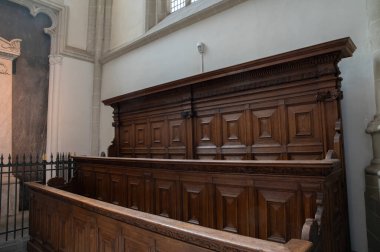 Amsterdam 'daki Nieuwe Kerk Kilisesi' nin içindeki banklar Hollanda 9-5-2025