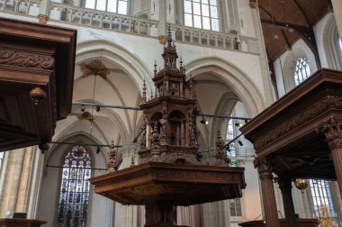 Amsterdam 'daki yeni kilisede bir suçlunun üzerine odun oymayı kapat Hollanda 8-5-2025