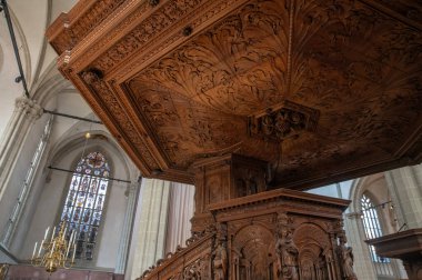 Amsterdam 'daki yeni kilisede bir suçlunun üzerine odun oymayı kapat Hollanda 8-5-2025