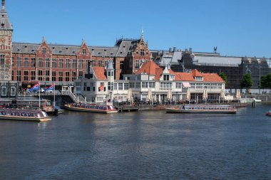 Hollanda 5-5-2025 Amsterdam 'da deniz kıyısında tekne gezisi yapan GVB Biletleri Ofisi.