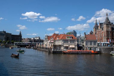 Hollanda 5-5-2025 Amsterdam 'da deniz kıyısında tekne gezisi yapan GVB Biletleri Ofisi.