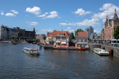 Hollanda 5-5-2025 Amsterdam 'da deniz kıyısında tekne gezisi yapan GVB Biletleri Ofisi.