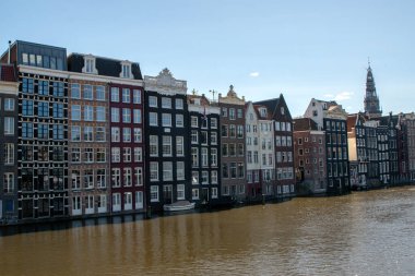 Damrak Amsterdam çevresindeki Kanal 'daki Eski Tarih Evleri Hollanda 5-5-2025