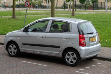 Amsterdam 'daki Gümüş Kia Picanto Arabası Hollanda 6-5-2025