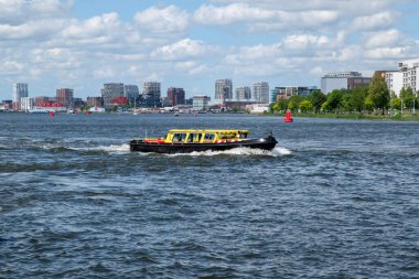 Gemeente Amsterdam 'dan Sarı Devriye gemisi Amsterdam' daki Waterrai 5-5-2025