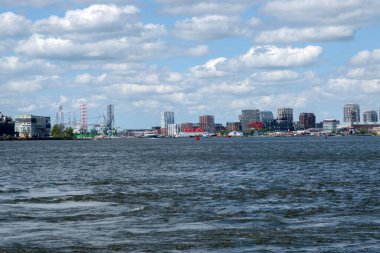 Amsterdam 'daki IJ Nehri' ne bak Hollanda 5-5-2025