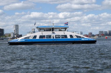 Amsterdam 'daki IJ Nehri' nde bir feribot Hollanda 5-5-2025