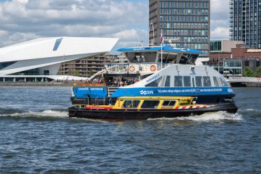Amsterdam 'daki IJ Nehri' nde bir feribot Hollanda 5-5-2025