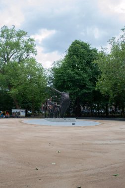 Amsterdam 'daki Keti Koti Festivali' ndeki Ulusal Kölelik Anıtı 23-5-2025