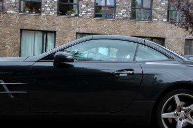 Siyah bir Mercedes-Benz SL 350 Amsterdam 'da Hollanda 16-7-2019