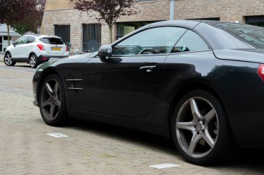 Siyah bir Mercedes-Benz SL 350 Amsterdam 'da Hollanda 16-7-2019
