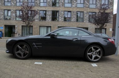 Siyah bir Mercedes-Benz SL 350 Amsterdam 'da Hollanda 16-7-2019