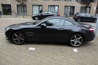 Siyah bir Mercedes-Benz SL 350 Amsterdam 'da Hollanda 16-7-2019