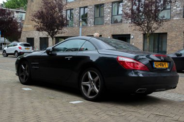 Siyah bir Mercedes-Benz SL 350 Amsterdam 'da Hollanda 16-7-2019