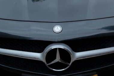 Siyah bir Mercedes-Benz SL 350 Amsterdam 'da Hollanda 16-7-2019