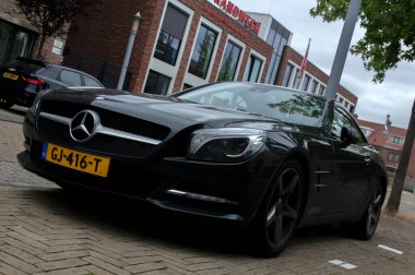Siyah bir Mercedes-Benz SL 350 Amsterdam 'da Hollanda 16-7-2019