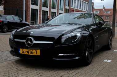 Siyah bir Mercedes-Benz SL 350 Amsterdam 'da Hollanda 16-7-2019