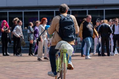 Amsterdam 'da konserve ve şişe arayan bisikletçi 30-5-2025