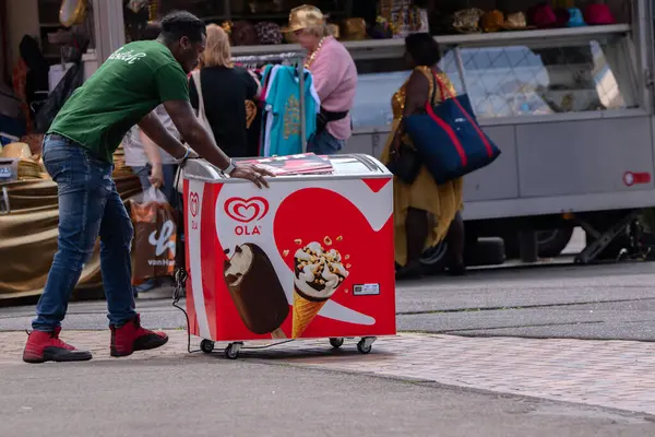 Amsterdam 'da Dondurma Kutusu Sürüyorum. Hollanda 30-5-2025