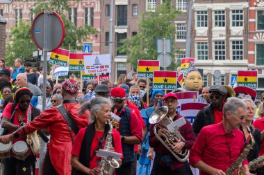 Memre Waka start Keti Koti Festival March through Amsterdam Hollanda 1-6-2025