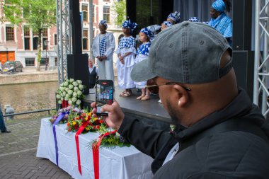 Amsterdam 'daki Keti Koti Festivali' nin açılışında video çeken Yakından Adam 1-6-2025