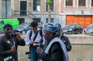 Marian Markelo Winti Priest Amsterdam Keti Koti Festivali 'nde açılış yapıyor. Hollanda 1-6-2025