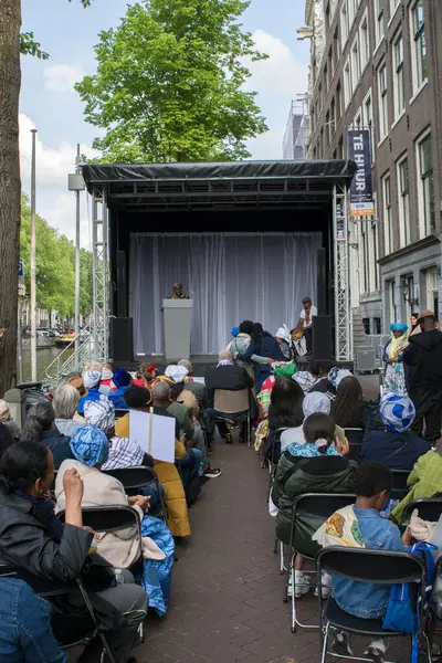 Hollanda 1-6-2025 Amsterdam 'daki Keti Koti Festivali Belediye Başkanı' nın evinde sahnelendi.