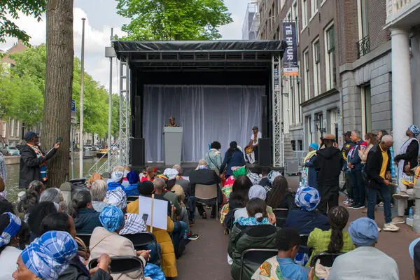 Hollanda 1-6-2025 Amsterdam 'daki Keti Koti Festivali Belediye Başkanı' nın evinde sahnelendi.