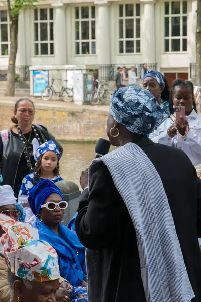 Marian Markelo Winti Priest Amsterdam Keti Koti Festivali 'nde açılış yapıyor. Hollanda 1-6-2025