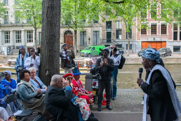 Marian Markelo Winti Priest Amsterdam Keti Koti Festivali 'nde açılış yapıyor. Hollanda 1-6-2025